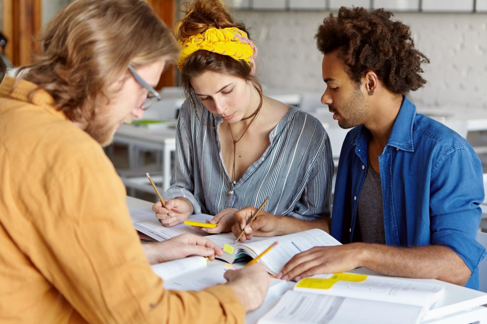 Profesionales trabajando en estrategias de diversificación empresarial