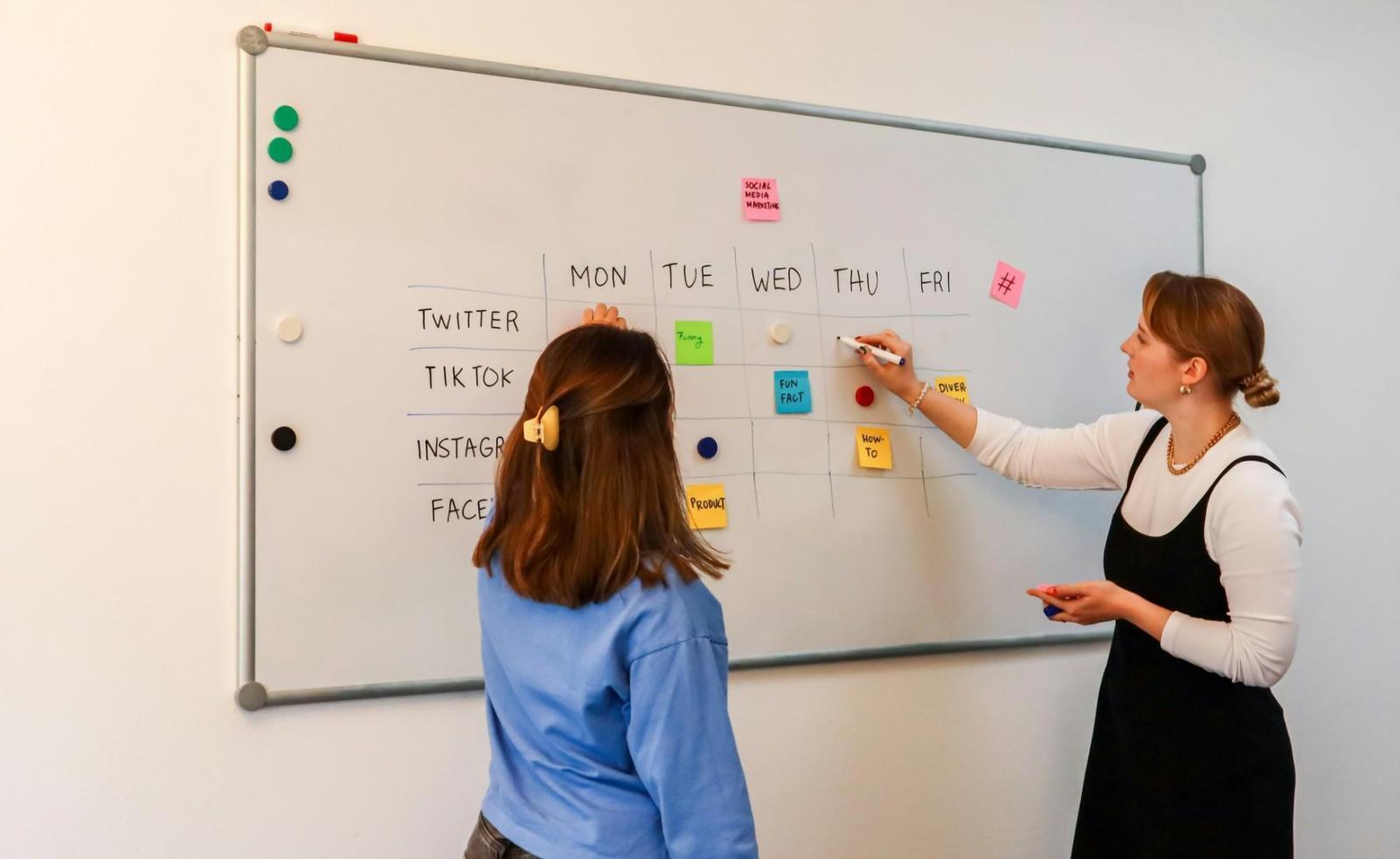 Empresarios planificando estrategias de expansión de negocio